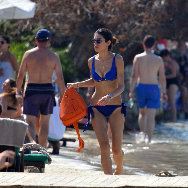 Fırat, Hermes Evelyne marka 10 bin liralık çantası ve mavi bikinisiyle dikkat çekti.