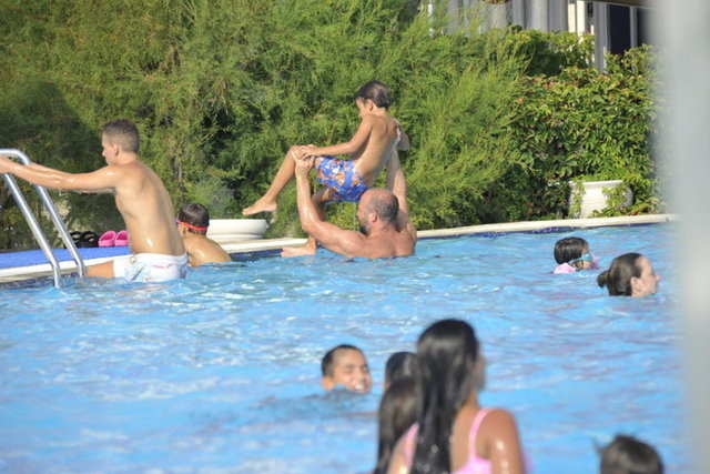 Su kaydırağında kuyruğa giren Halit Ergenç, sıra kendilerine gelince oğlu Ali'yi kucağına alıp kendini suya bıraktı.