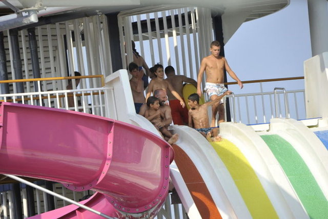 Önceki gün oğlu Ali'yle Ilıca'da Aqua Toy City adlı mekâna giden oyuncu çocukluk yıllarına döndü.
