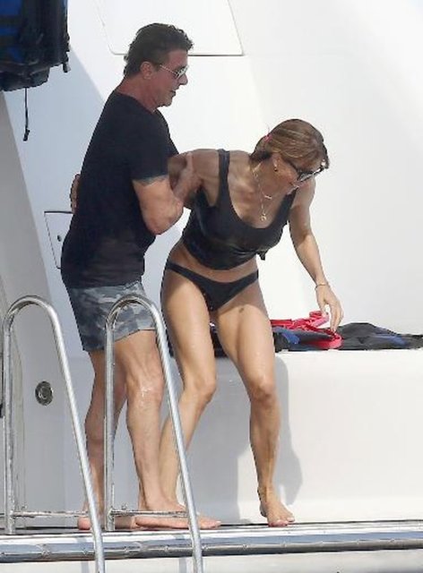 Önceki gün paparazziler tarafından eşini kızını denize atarken görüntülenen 68 yaşındaki aktör, formda vücudu ve neşeli haliyle dikkat çekti...