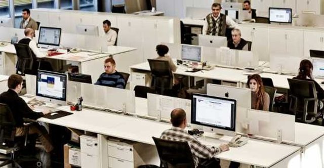 Aynı araştırmanın 28 AB ülkesi için yapılan hesaplamaları da teknolojinin yakın gelecekte çok sayıda kişiyi işsiz bırakacağını gösteriyor.