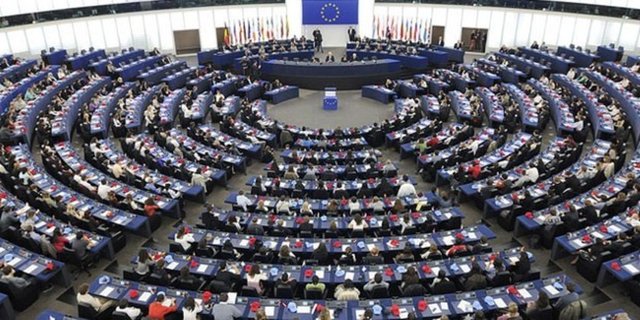 AB'nin Rusya'ya yönelik politikasını temelden değiştirdiğine işaret eden yaptırımlara göre AB vatandaşları ve şirketler, beş Rus bankası veya aracıları tarafından ihraç edilen vadesi 90 günden uzun menkul kıymetleri satın alamayacak.