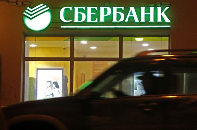 Bloomberg'in haberine göre Sberbank'tan yapılan açıklamada, "Yaptırım uygulanacaklar listesi finans sisteminin temellerini sarsıyor. Faaliyet göstediğimiz ülkelerin yasalarına bağlıyız" denildi. -