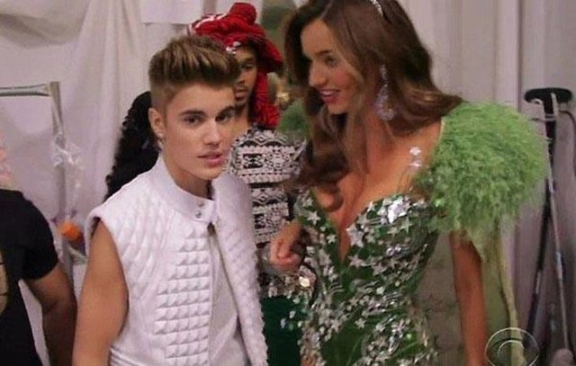 Miranda Kerr ile Justin Bieber'ın bir Victoria's Secret defilesinin kulisinde yakınlaştığı ileri sürülmüştü.
