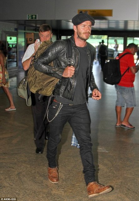 David Beckham bir moda imparatorluğuna sahip olma yolunda hızla ilerleyen bir isim. Kendi koleksiyonları daima ilgi görüyor ve ne giyerse giysin kendine yakıştırıyor.