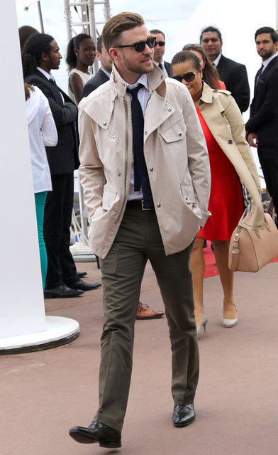 Justin Timberlake imtiyazlı yaratılanlar listesinde olduğu gibi en iyi giyinen erkekler listesinde de yer alıyor. Bence son dönem çok daha iyi giyinir oldu ve tarzı iyice oturdu.