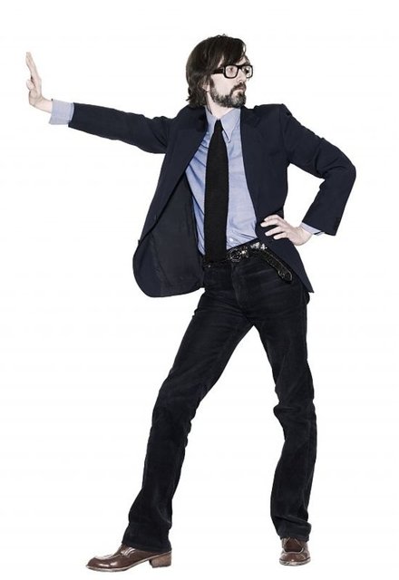 Jarvis Cocker, gerçek bir Brit. Bunu her halinden açıkça görebiliyorsunuz. Kesinlikle kendine has bir tarza ve stile sahip. Ve en iyi giyinenlerden biri olarak kabul ediliyor.