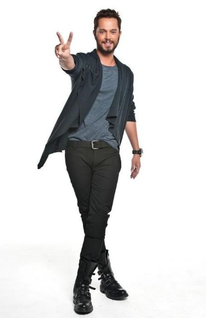 Murat Boz listemde yer alan iki Türk isimden biri. Yaşını, işini, kimliğini tarzına çok iyi yansıtmayı başarmış;  klasik olmaktan, uzak modern bir stile sahip ve doğru giyinme işinde de gayet iyi.