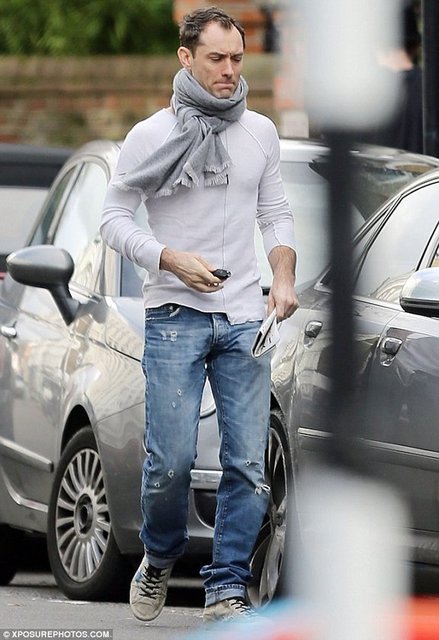 Jude Law kadınların en beğendiği erkeklerden biri. Karizmasının yanı sıra kendine özgü giyim tarzı ile de dikkat çeken Law, bugüne kadar, pek çok moda devinin de yüzü oldu.