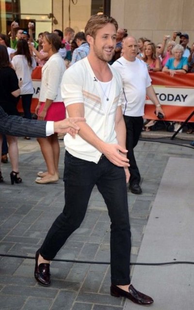 Ryan Gosling evet başarılı, evet yakışıklı, evet nefis bir tarzı var ve evet en iyi giyinen erkekler arasında hep üst sıralarda.