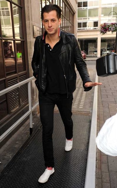 Mark Ronson iyi giyinen başka bir İngiliz. İş hayatında pek çok ödüle sahip olan Ronson, son dönem stil ikonlarından ve giyim konusunda da ödülü hak ediyor.