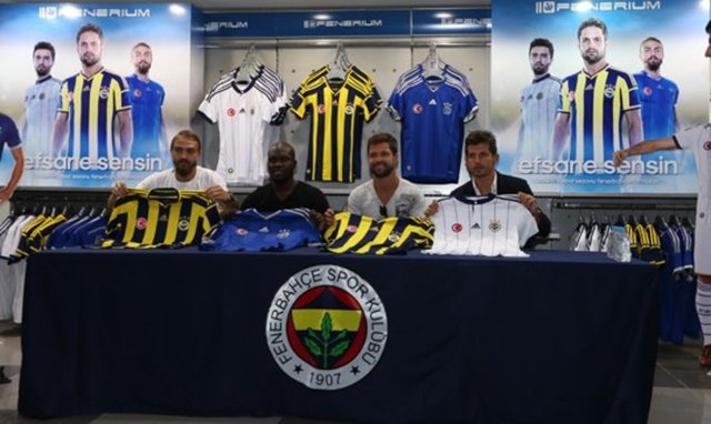 İmza töreni taraftarın yoğun ilgisi nedeniyle 13.00'e kadar uzatıldı.