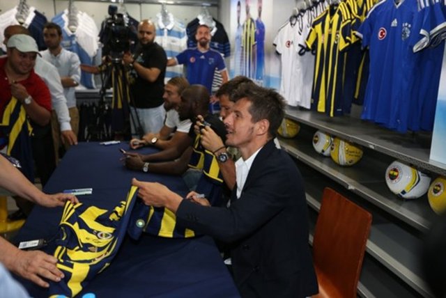 Fenerbahçe'nin yeni sezon formaları 19 Temmuz Dünya Fenerbahçeliler Günü'nde satışa çıkartılması sonrasında, bayramın 3. Günü futbolcular ilk kez yeni sezon formalarıyla birlikte taraftarlarla buluştu.