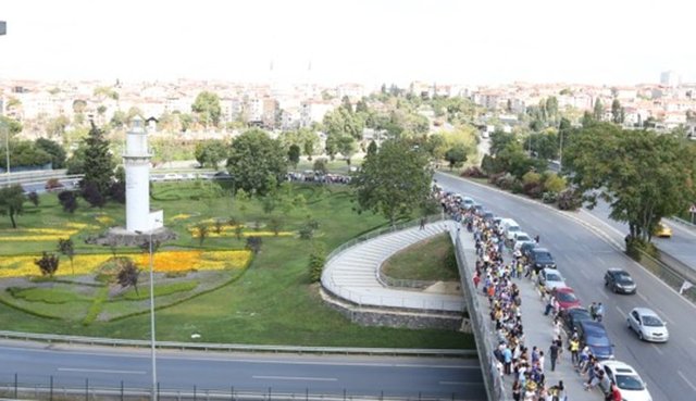 Ancak sıranın tamamlanmaması üzerine imza alamayan taraftarlara sıra beklememeleri için bir sonraki imza töreninde geçerli olmak üzere 'öncelik kartları" adı verilen kartlardan dağıtıldı.