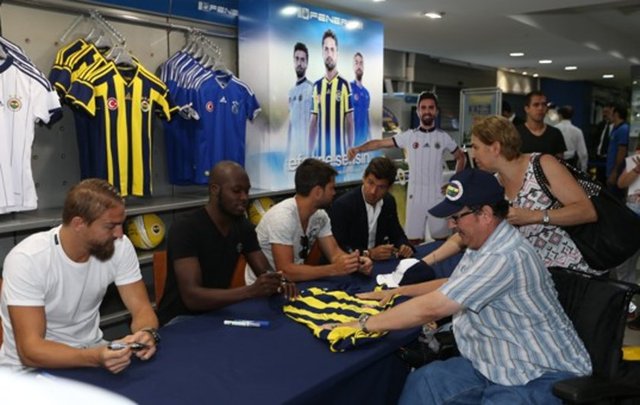 Diego, kendisine Fenerbahçe taraftarını nasıl bulduğu ile ilgili soruya ise "Ben Fenerbahçe taraftarının ne kadar harika olduğunu kamp sürecinde fark ettim. Böyle taraftarlarla birlikte olmak benim için büyük bir keyif." yanıtını verdi. -