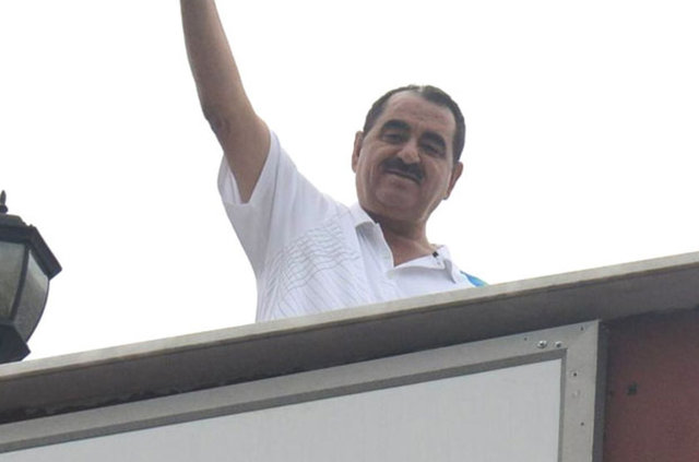 Ünlü türkücü, Miami dönüşü Seyrantepe'deki ofisinin terasında gazetecilere böyle el sallamıştı.