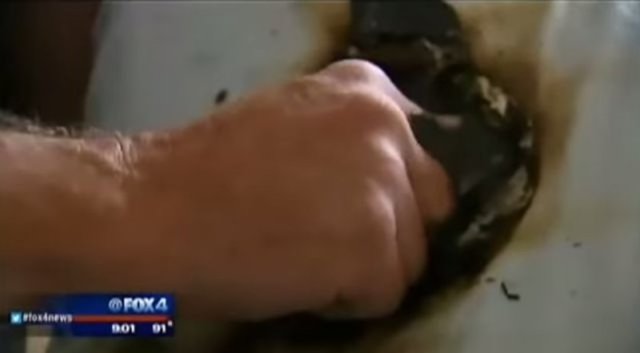 Gecenin yarısı yanık kokusu yüzünden uyandı ama bunu ciddiye almayıp tekrar uyumaya devam etti.