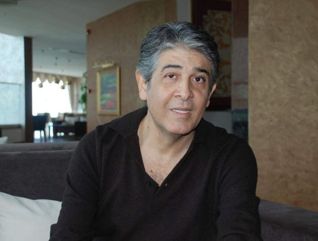 Ünlü sanatçı Murat Göğebakan'ın ölümü sanat camiasını acıya boğdu. İşte ünlü isimlerin tweetleri...