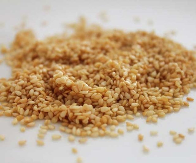 Simit, mutluluğa giden yolda önemli bir yere sahiptir. Yağ ve protein içerir. Susamdan elde edilen tahin bal ile karıştırılıp yenirse boğaz ağrısı ve bronşite iyi gelir