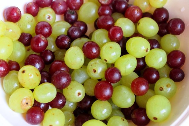 Yüz ve boyuna taze üzüm suyu sürülüp on dakika sonra yıkanırsa cilde dirilik verir