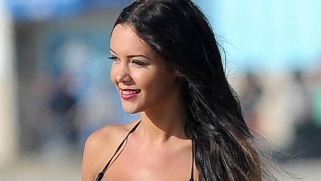 Inter'e transfer olan yıldız futbolcu Yann M'vila'nın kız arkadaşı Nabilla Benattia güzelliğiyle tüm dikkatleri üzerine çekti.