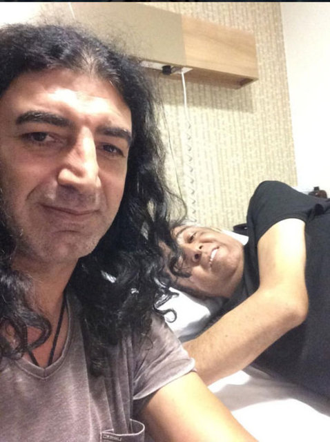 Murat Göğebakan'ın ölmeden önceki son fotoğrafını sanatçı arkadaşı Murat Kekilli, Twitter'dan paylaştı. Kekilli, fotoğrafın altına "Dostumun son gülüşleri.Mekanın cennet olsun gardaş" yazdı.