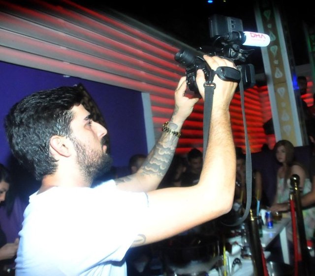 Önce 'Tombul tombul', ardından da 'Hadi Hadi' adlı şarkıyla gece kulübünde halay çeken tatilcilerin eğlencesi doruğa çıktı.