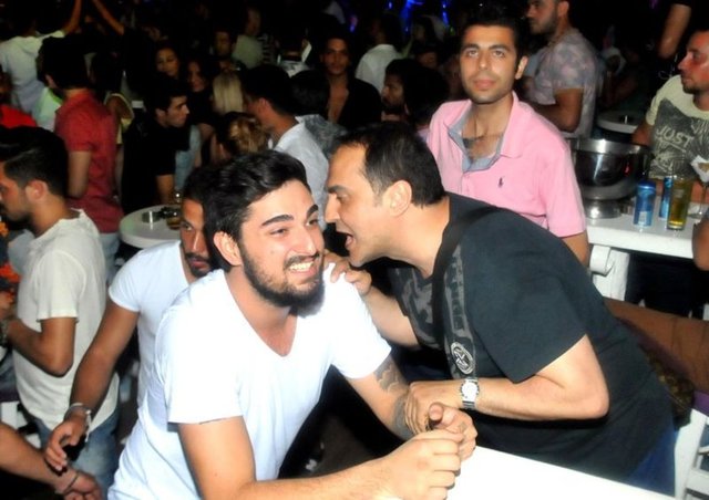 Muğla'nın Bodrum İlçesi'nde, gittiği gece kulübünde DJ kabinine geçen İdo Tatlıses, tatilcilere babası İbrahim Tatlıses'in şarkıları eşliğinde halay çektirdi.