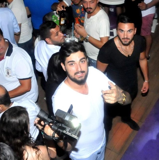 Bir süre önce 'Sonsuz Teşekkürler' adlı ilk albümünü çıkaran İdo Tatlıses, DJ kabinine geçti. İdo, tatilcilere "İmparatordan, İbrahim Tatlıses'ten bir parça çalalım mı?" diye sorduğunda çığlık ve alkışlar arasında "Evet" cevabını aldı.