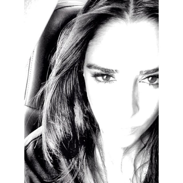 Bir kaç gün önce Aslıhan Doğan sosyal medya hesabından Murat Boz ile paylaştığı fotoğrafı 'Ünlü- ünsüzler 'notuyla yayınlamıştı.