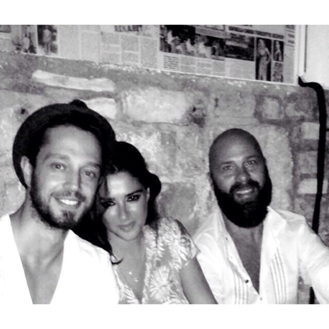 MURAT BOZ'UN YENİ AŞKIGeçtiğimiz haftalarda Eliz Sakuçoğlu'yla 8 yıllık ilişkisini sonlandıran Murat Boz'un aşk acısı kısa sürdü.Murat Boz'un Aslıhan Doğan'la aşk yaşamaya başladığı iddia edildi.