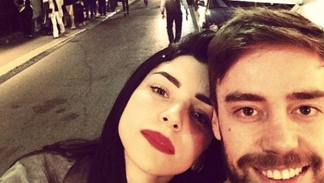 Murat hemen aşık olur; benimle olan ilişkisi bittikten sonra, çıktığı her kızla duygusal yakınlaşma yaşadı. Hepsine Merve'ye yazdığı gibi mesajlar yazdı... Murat'ın ilişkiden sıkılırsa gezmeye başlar. Bence Merve'den sıkıldı..."