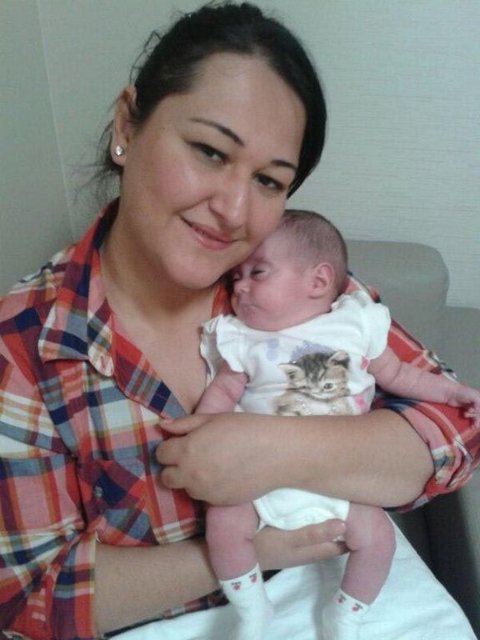 sezaryenle dünyaya getirdiği 510 gramlık bebeği Elif Öykü, mucizeyi gerçekleştirip, yaşama tutundu