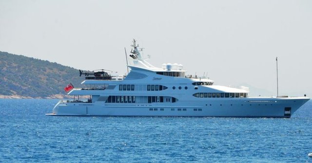 Bodrum Kalesi açıklarında demirleyen 250 milyon dolarlık, 77 metre uzunluğundaki 44 kişi kapasiteli yat, görenlerin büyük ilgisini çekti. 5 güvertesi, 17 kabini bulunan yatta bir de helikopter bulunuyor.
