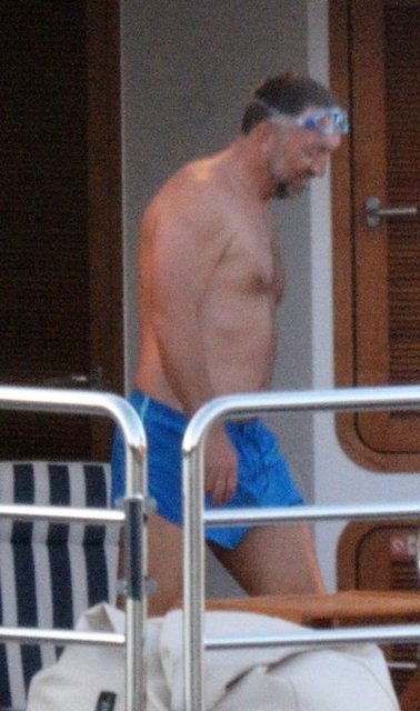 ...ardından da 300 metre uzaklıktaki 75 metre uzunluğundaki 140 milyon dolar değerindeki 'Queen K' isimli yatına geçti.