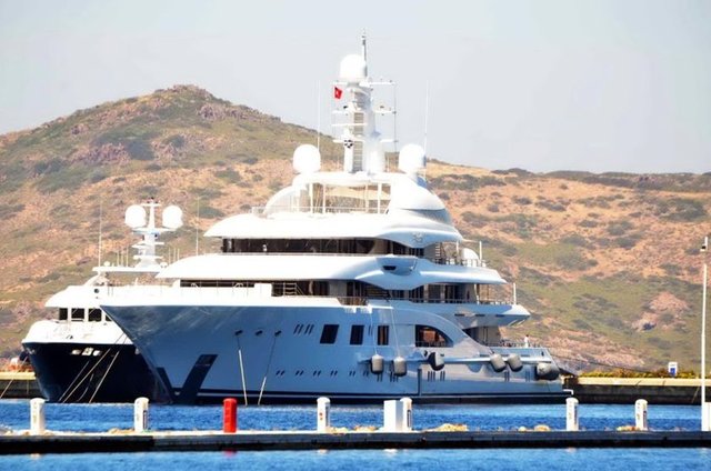 İçerisinde yüzme havuzu ve SPA merkezi bulunan 6 ultra lüks kabinde ağırlanan yattaki konuklar 2 gün Bodrum'da kaldı.