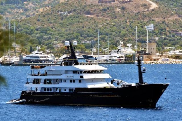 20 Haziran 2015: Palmarina'nın 'Oldcity' bölümünde yer alan Billionaire Clup'ın patronu İtalyan milyarder 64 yaşındaki Flavio Briatore'nin 65 metrelik, 30 milyon Euro değerindeki 'Force Blue' ismindeki yatı da Bodrum'a yanaştı.