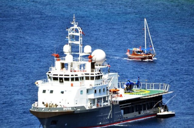 İşadamı, helikopterle önce Göltürkbükü'ndeki Cennet Koy'a demirli 60 metre uzunluğundaki 100 milyon dolarlık 'Sputnik' isimli dev yatına...