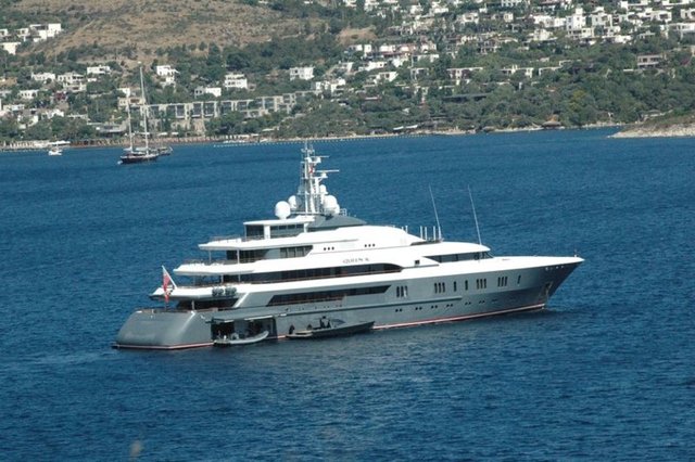 Eşi ve konuklarıyla sürat teknesine binip koyları gezen Deripaska, daha sonra yardımcısıyla yata geri döndü. Eşiyse bir 'beach clup'da denize girip güneşlendi.