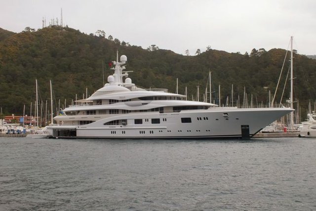 BODRUM'U MESKEN TUTAN DOLAR MİLYARDERLERİ - Bodrum'a yaz sezonunun başlamasıyla birlikte sadece Deripaska gelmedi. İşte haziran ayı içerisinde Bodrum'a yatlarıyla gelen ve dünyanın en zenginleri listesini zorlayan isimler: