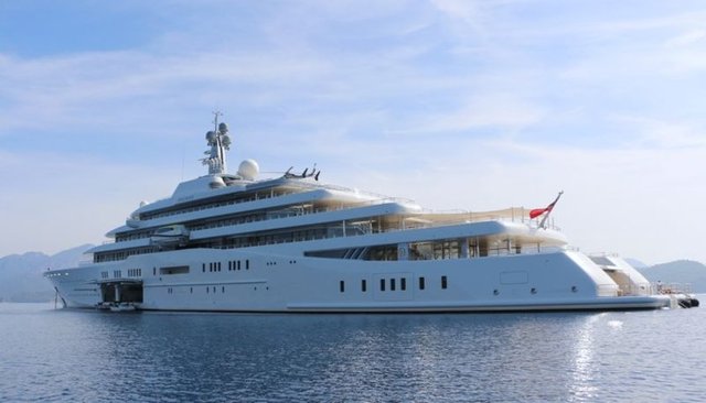 Rus milyarder Roman Abramoviç'in mega yatı 'Eclipse', Bodrum'dan sonra Marmaris'in Hisarönü Körfezi'ne demirledi.