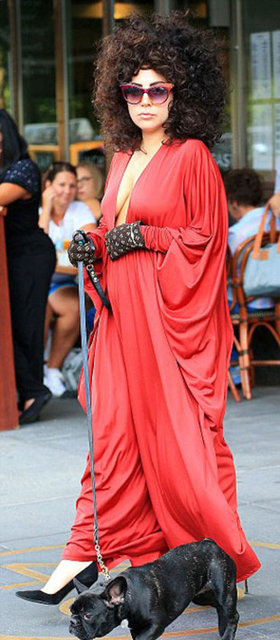 Ünlü şarkıcı, giydiği uzun kırmızı elbisesi ve kabarık saçlarıyla dikkatleri üzerine çekti.