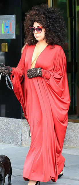 Lady Gaga köpeğini gezdirirken enterasan bir kıyafetle görüntülendi.