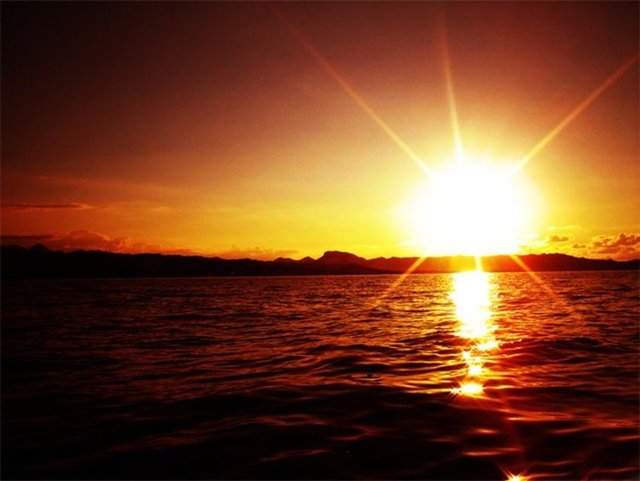 Çeşitli yollardan elde edilebilecek güneş enerjisi evlerimizi ısıtmak ve sıcak su elde etmek için kullanılabilecek. Elektronik aletlerin dahi güneş enerjisi ile çalışacağı günler de çok uzak değil…