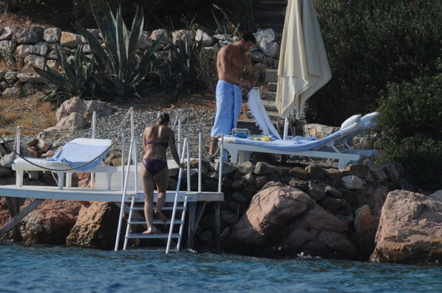 Küçük Ağa dizisinin geçtiğimiz hafta evlenen oyuncuları Sarp Levendoğlu ile Birce Akalay, Marmaris'te balayı yapıyor.