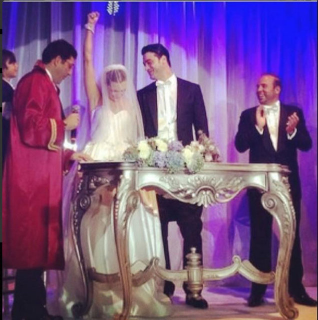 Dizide rol almaya başladıktan sonra aralarındaki ilişki aşka dönüşen ve evlilik kararı alan çift Cuma akşamı dünya evine girdi.