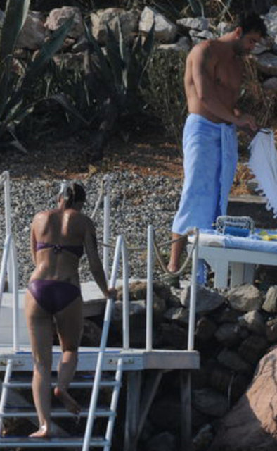 Mutluluk pozları veren çiftten Levendoğlu kaslı vücuduyla dikkat çekerken Akalay ise uzun bir aradan sonra ilk bikinili olarak görüntülendi.