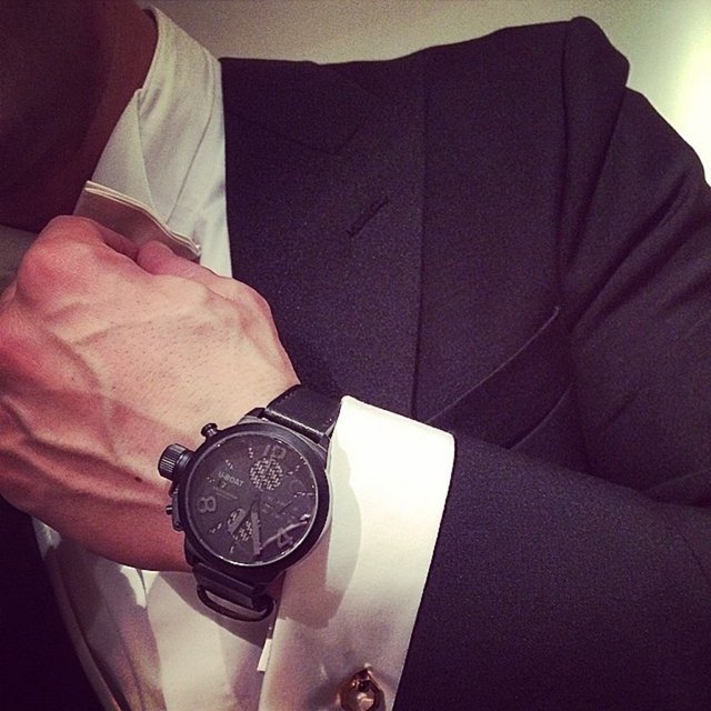 Hatta oyuncunun nikaha yakın bir saatte, bir saat markasının ürünlerini değiştirerek koluna taktığı ve bu fotoğrafları Instagram'da paylaştığı görüldü.