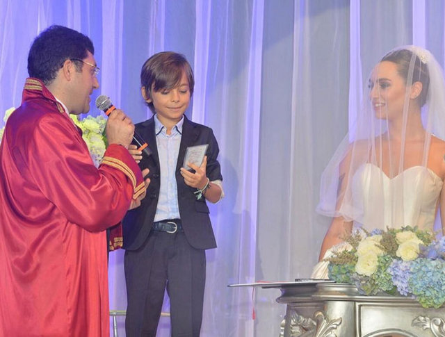 Küçük Ağa'nın minik yıldızı Emir Berke Zincidi de nikah töreninde dizideki anne babasının yanında yer aldı.