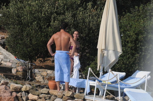 Çiçeği burnunda evliler önceki gün yelkenli yatla denize açıldı. Kısa bir gezintinin ardından otellerine geri dönen ikili, daha sonra deniz keyfi yaptı.